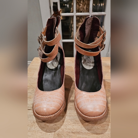 Rare Freebird Randi Crocodile-Embossed Pink/Blush EUC size 9 - Picture 2 of 7